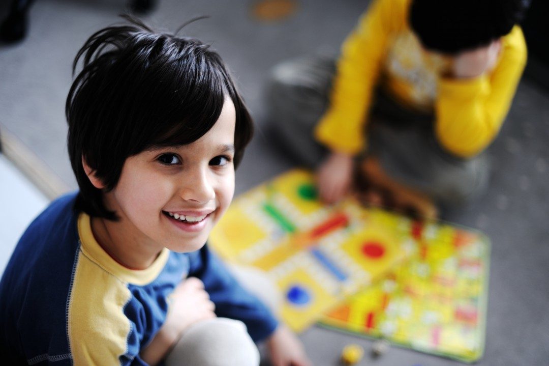 two-kids-playing-a-game-of-cards_HtzgoWtpHs